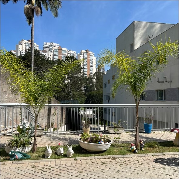 Jardim e área externa acolhedora do Lar OASE